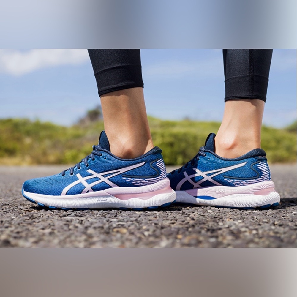 ASICS Women's Gel-Nimbus 24 Wide Running Shoes size 6US